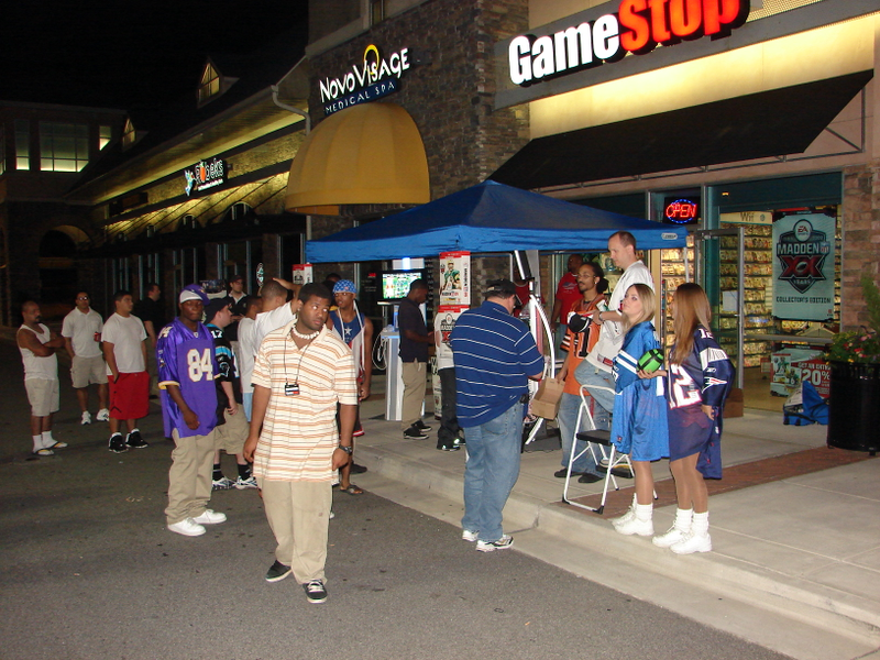 Illustration for article titled Madden 09 Launch - GameStop Goes The Extra Yard